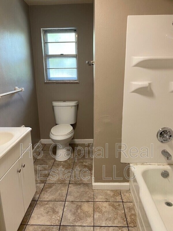 Building Photo - 219 N 48th St