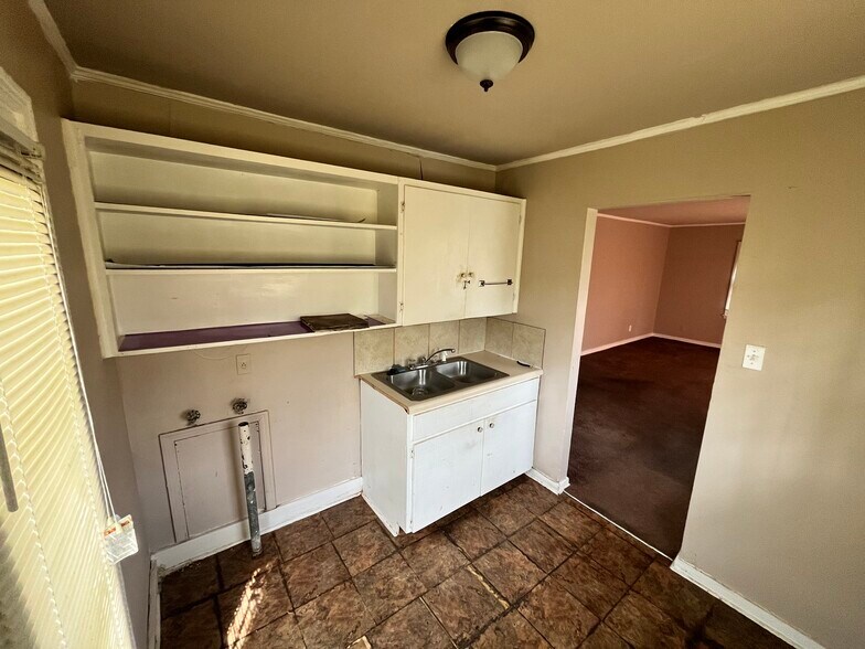 Building Photo - 1958 Kenny St