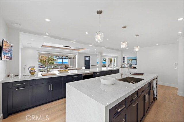 Building Photo - 450 Cliff Dr