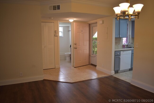 Building Photo - 1536 SE Royal Green Cir
