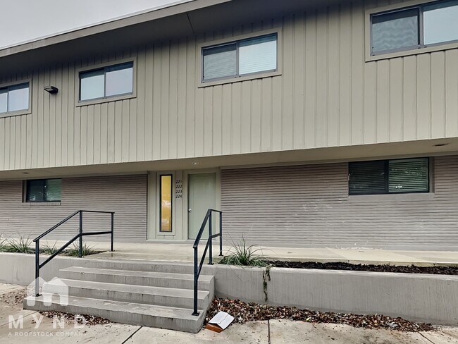 Building Photo - 1130 Babcock Rd Unit 212