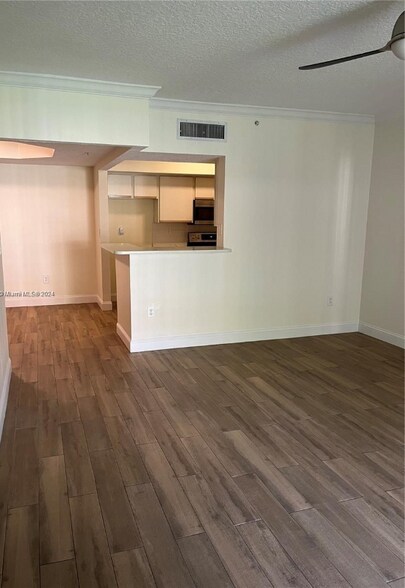 Building Photo - 140 SW 117th Ave