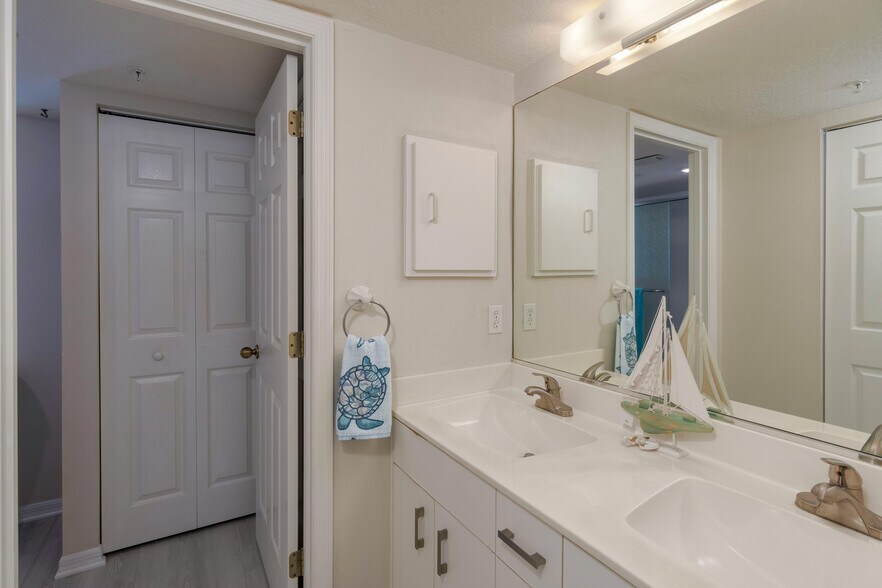 Master Bath - 821 Montrose Dr