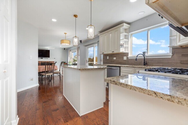 Building Photo - Incredibly beautiful 4 Bedroom 2.5 Bath Home