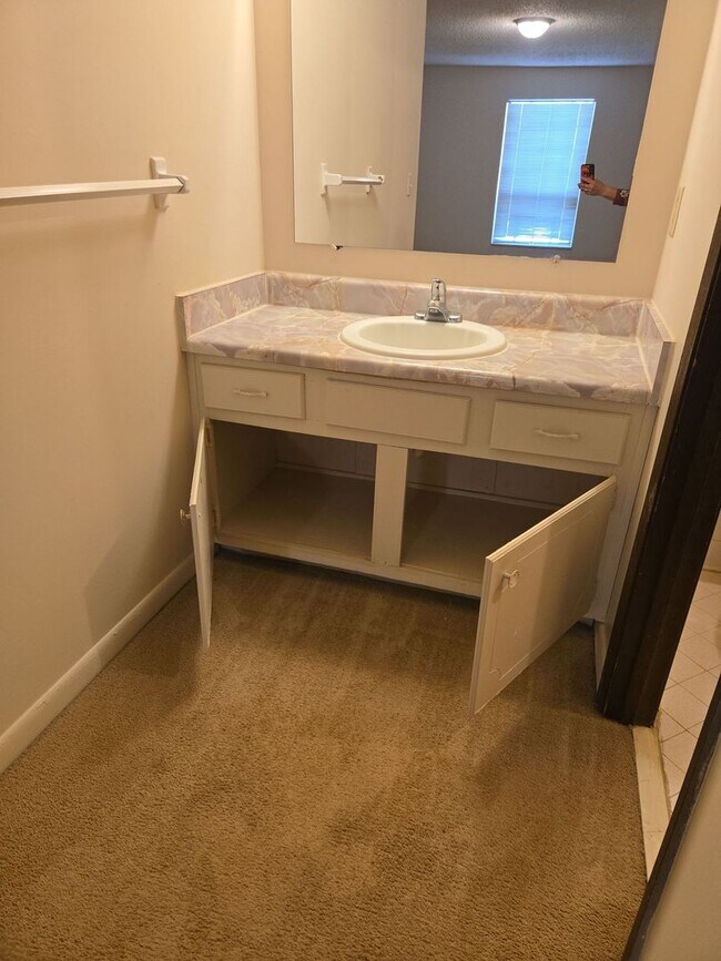 Building Photo - Spacious 1 Bedroom, 1.5 Bath Townhouse – M...