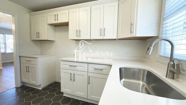 Building Photo - 1500 Ivy Rd