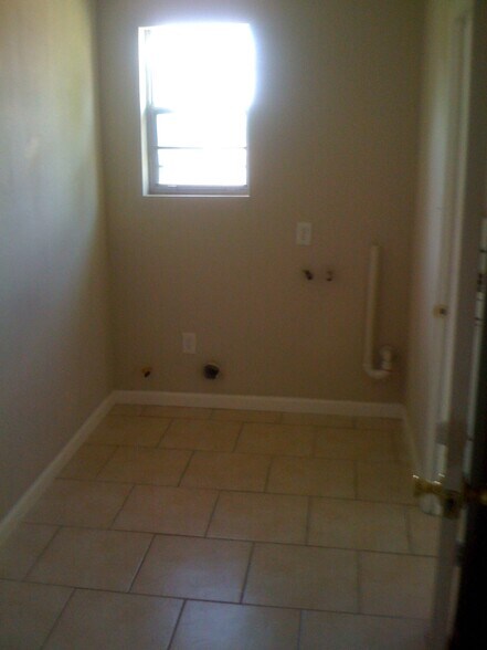 Building Photo - 2350 Lyndell Dr