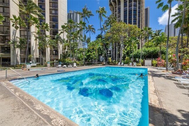 Building Photo - 1 bedroom, den with murphy bed, 1 cov parking, tropical grounds with pool, tennis courts +++++++