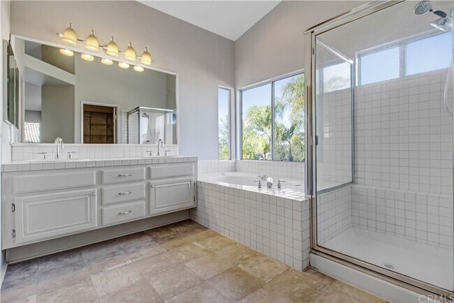 Building Photo - View Home 3 Bedrooms Plus