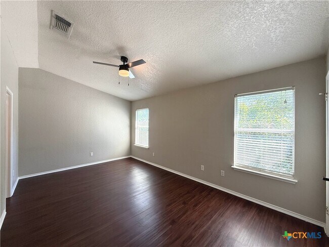 Building Photo - 1813 Cedar Ln