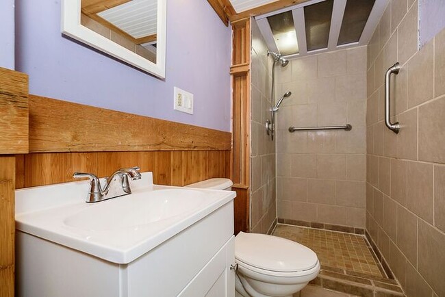 Building Photo - 3 Bedroom Home With Spacious Fenced Yard i...