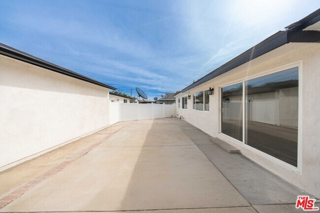 Building Photo - 8432 Glenoaks Blvd