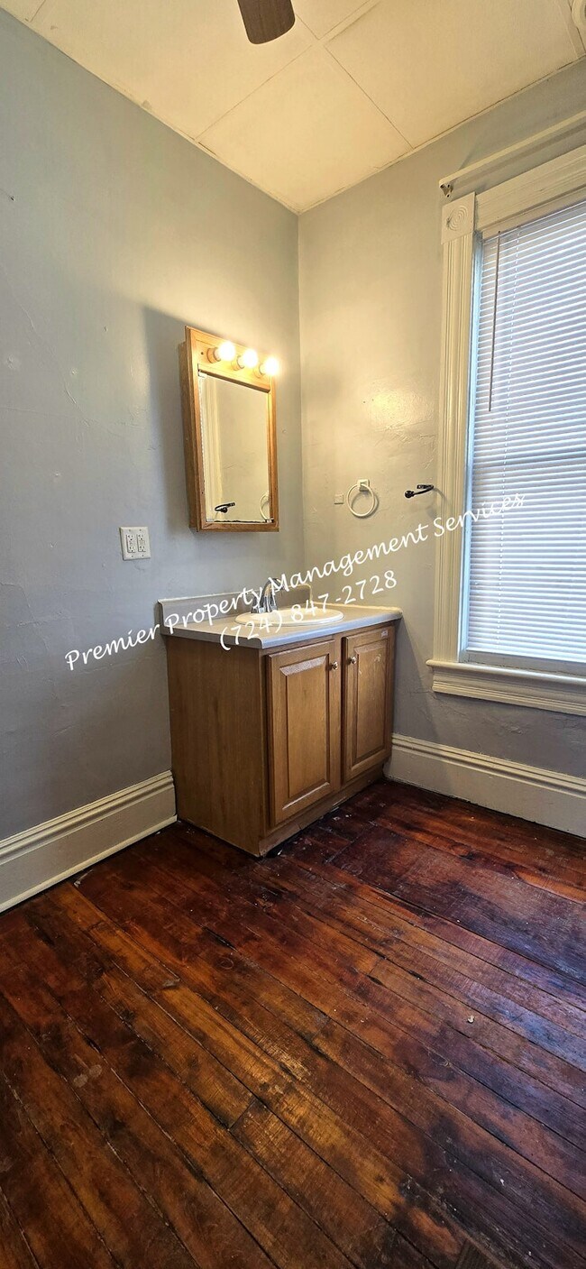 Building Photo - 102 S Main St