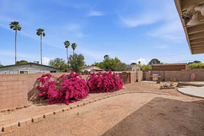 Building Photo - Spacious 3BR/2BA Tucson Retreat with 2-Car Garage & Expansive Patio