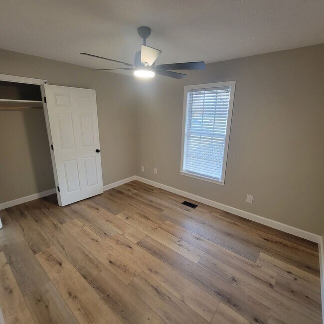 Building Photo - 3/2 Single Family- Full Unfinished Basement- Renovated House