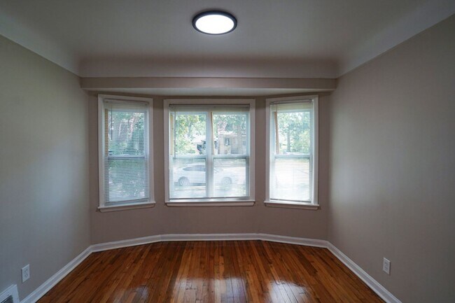 Building Photo - Renovated 3-Bedroom Home - We Welcome Sect...