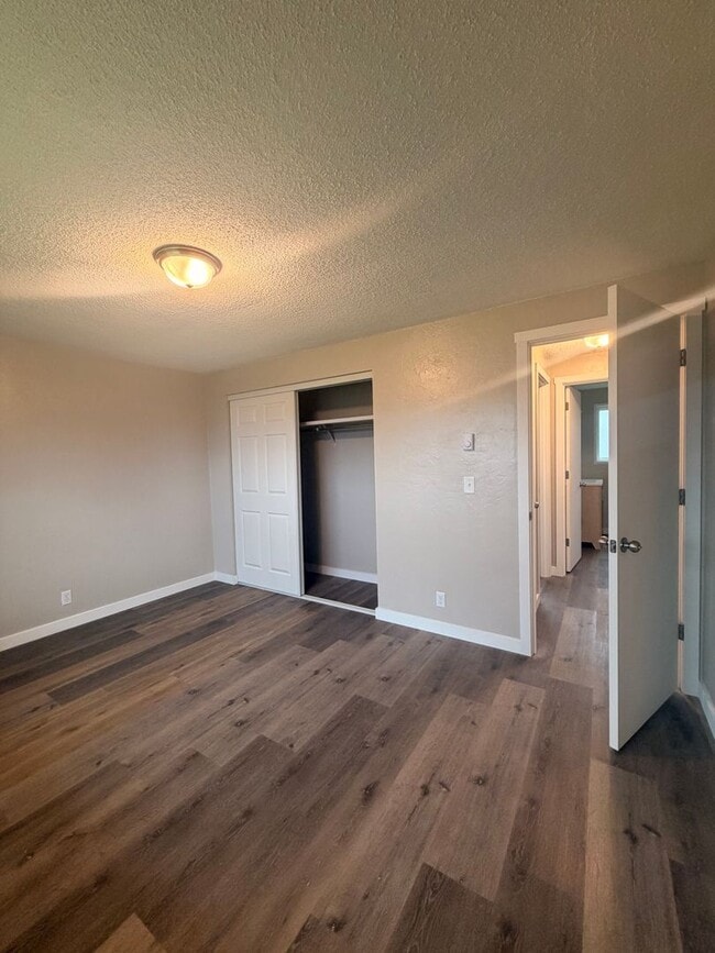 Building Photo - 2-Bedroom 1-Bathroom Duplex in Springfield