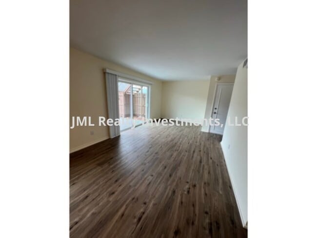 Building Photo - 1 bedroom Condo with Lake access and a pri...