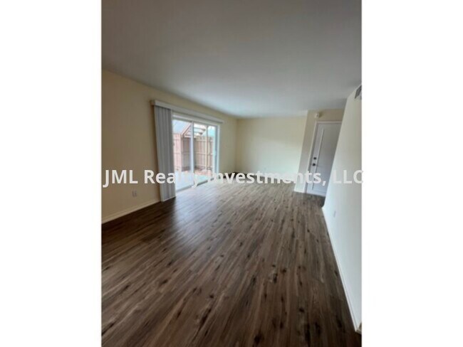 Building Photo - 1 bedroom Condo with Lake access and a private fenced yard for rent.