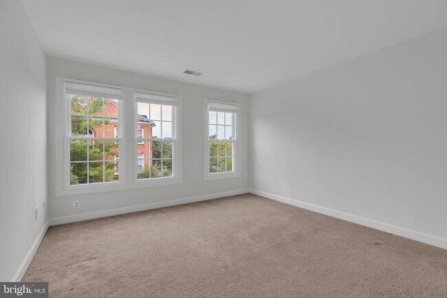 Building Photo - 1814 Fallbrook Ln
