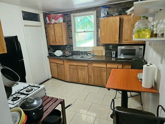 Building Photo - Private Guy Room in 5 bedroom 2 bath triplex