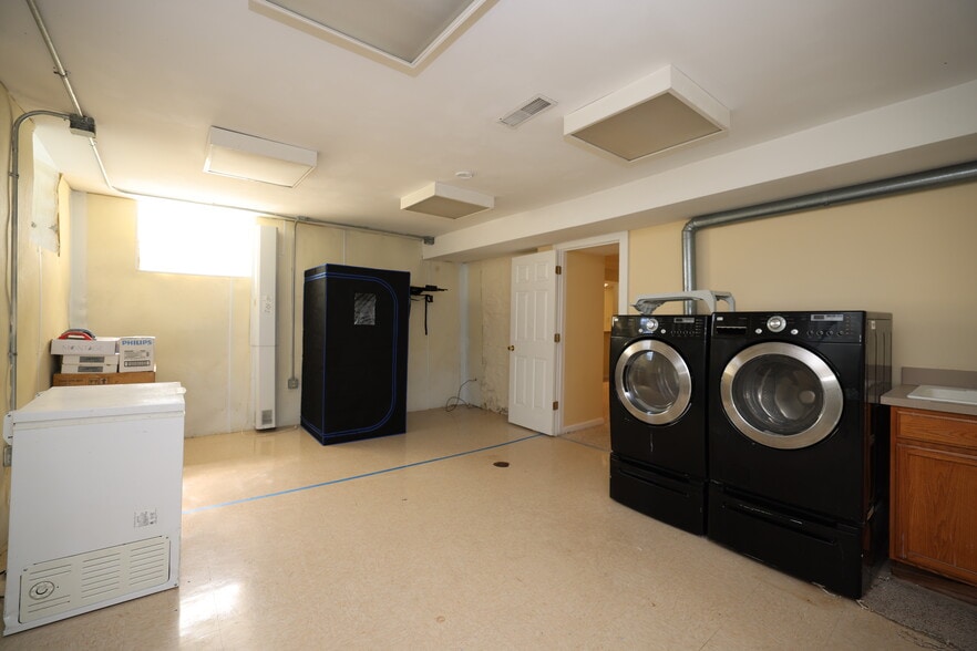 Laundry Room - 852 Lincoln Ave
