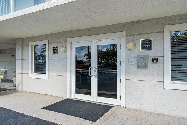 Building Photo - 2560 S Ocean Blvd