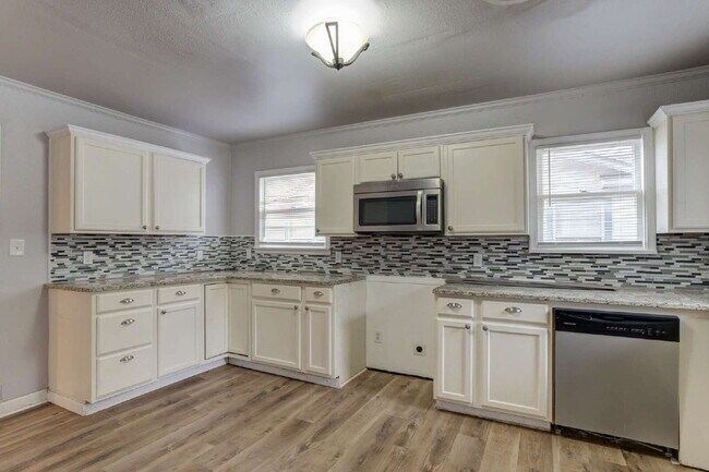 Building Photo - MOVE IN SPECIAL: FIRST FULL MONTH FREE