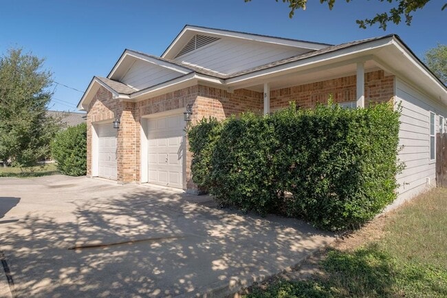 Building Photo - 2300 S Bagdad Rd