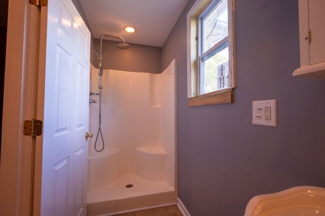 Building Photo - Cute home in Burlington with a fenced in b...