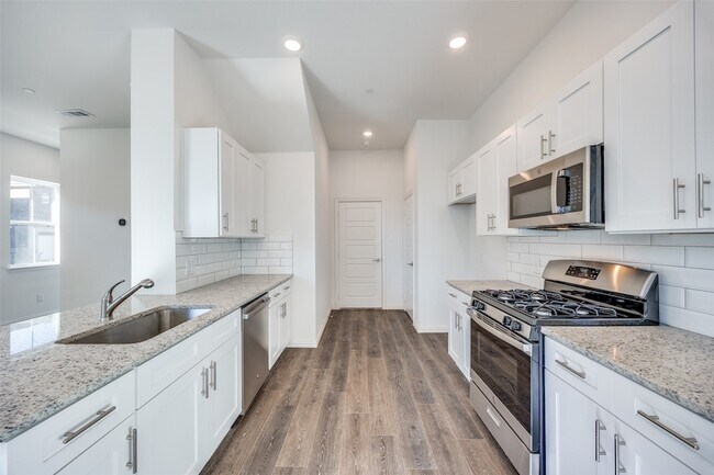Building Photo - 2402 Ash Ln