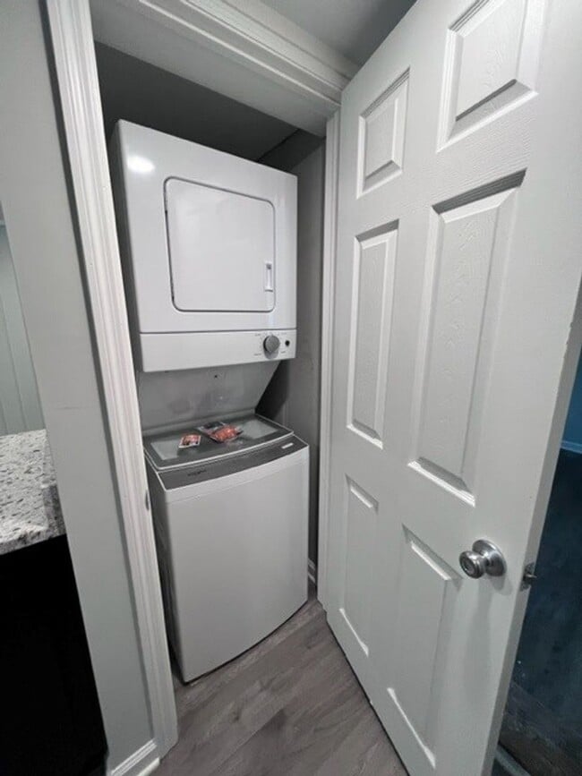 Building Photo - Lake View