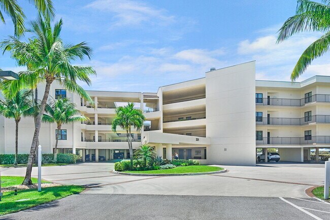 Building Photo - 221 NE Plantation Rd