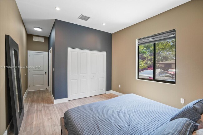 Building Photo - 808 NW 5th Terrace