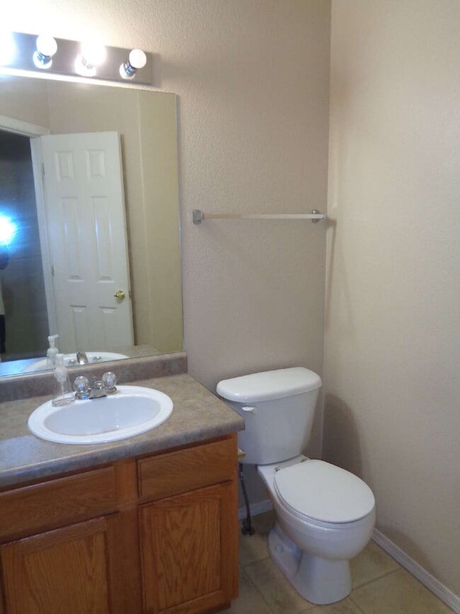 Building Photo - Super location close to shopping, schools,...