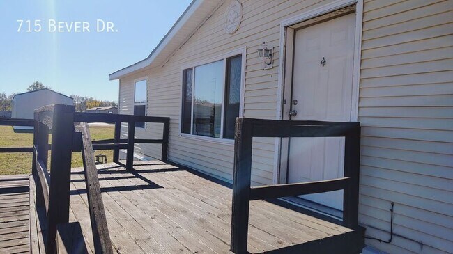 Building Photo - 715 W Bever Dr