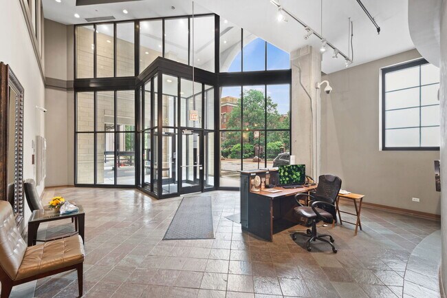 Building Photo - 811 W 15th Pl