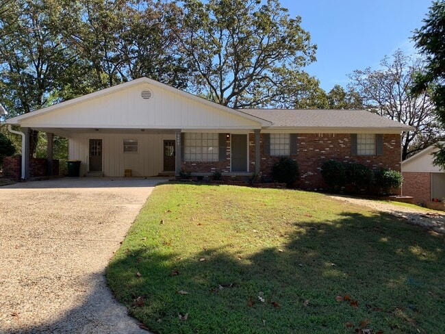 Primary Photo - 5408 N Cedar St