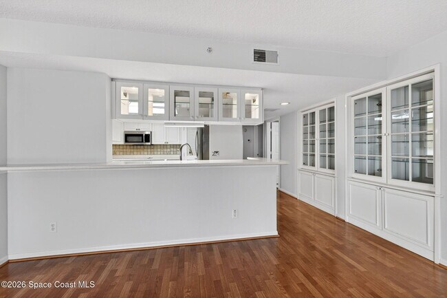 Building Photo - 102 Riverside Dr