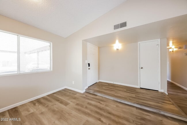Building Photo - 337 W Kristal Way