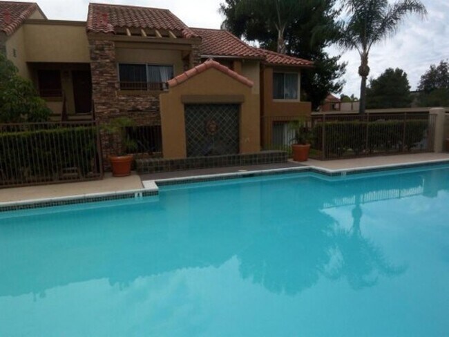 Building Photo - RB 1 Br 1 Bath Granite Kitchen Luxury Condo $2400 Avail July 1st