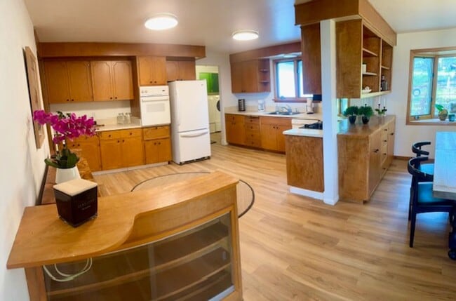 Building Photo - Very Large Ranch Style on South Hills