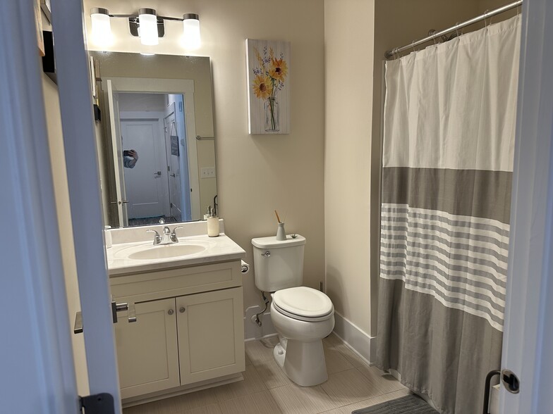 Guest Bathroom - 10330 Sablewood Dr