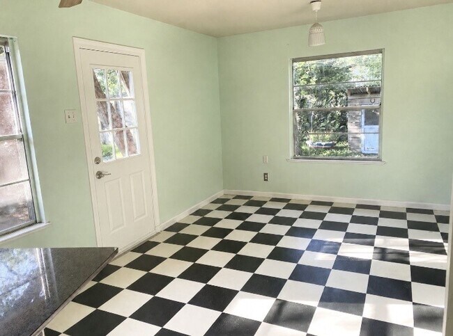 Building Photo - Charming South Austin Classic