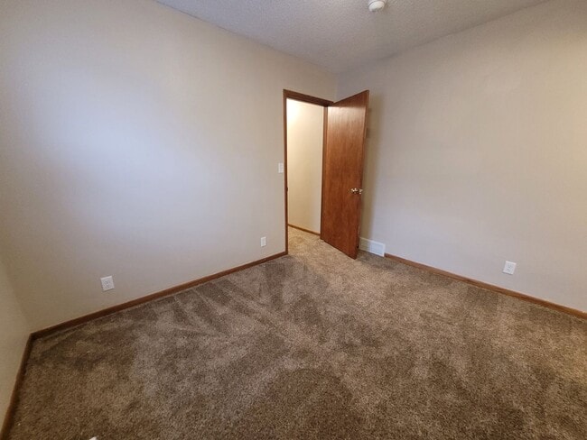 Building Photo - Don't miss this spacious kitchen!