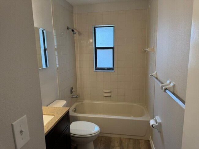 Building Photo - Spacious 3BR/2BA Duplex – Fresh Remodel, P...