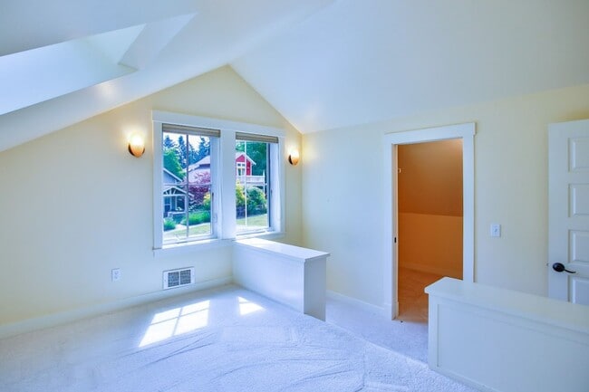 Building Photo - 1086 Village Loop
