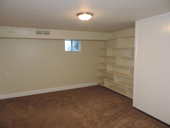 Building Photo - Dog Friendly - 4 Bedroom with Granite Counter tops.