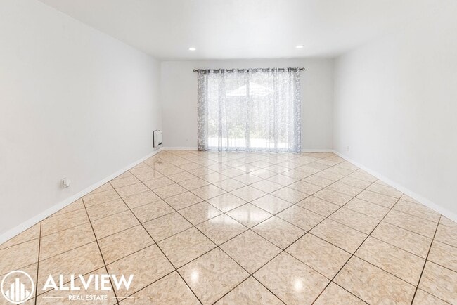 Building Photo - Beautifully Renovated 2-bedroom, 1.5-bath ...