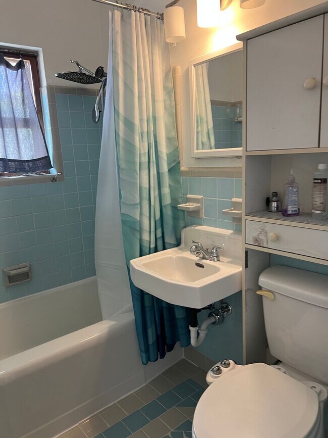 Building Photo - $1,375 ** Annual Lease ** 1 Bedroom / 1 Ba...